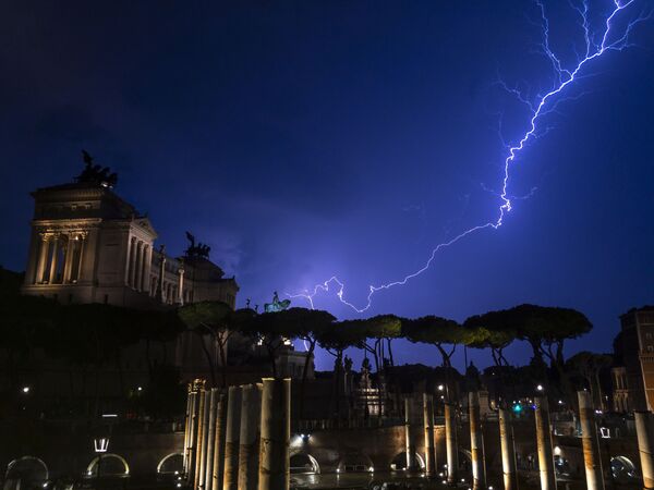 A lightning strikes over the Vittorio Emanuele II monument and its equestrian statue in Rome during a thunderstorm on September 2, 2019.  - Sputnik International