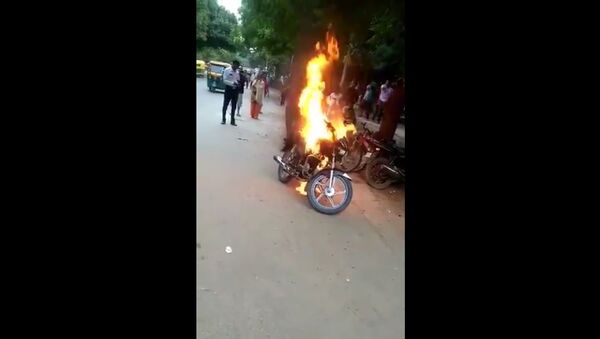  A man allegedly set his bike on fire in Sheikh Sarai ,Delhi after police issued challan for violating traffic rules - Sputnik International