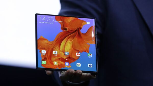Huawei CEO Richard Yu displays the new Huawei Mate X foldable 5G smartphone at the Mobile World Congress, in Barcelona, Spain, Sunday, Feb. 24, 2019. The fair started with press conferences on Sunday, before the doors open on Monday, Feb. 25, and runs until Feb. 28. - Sputnik International