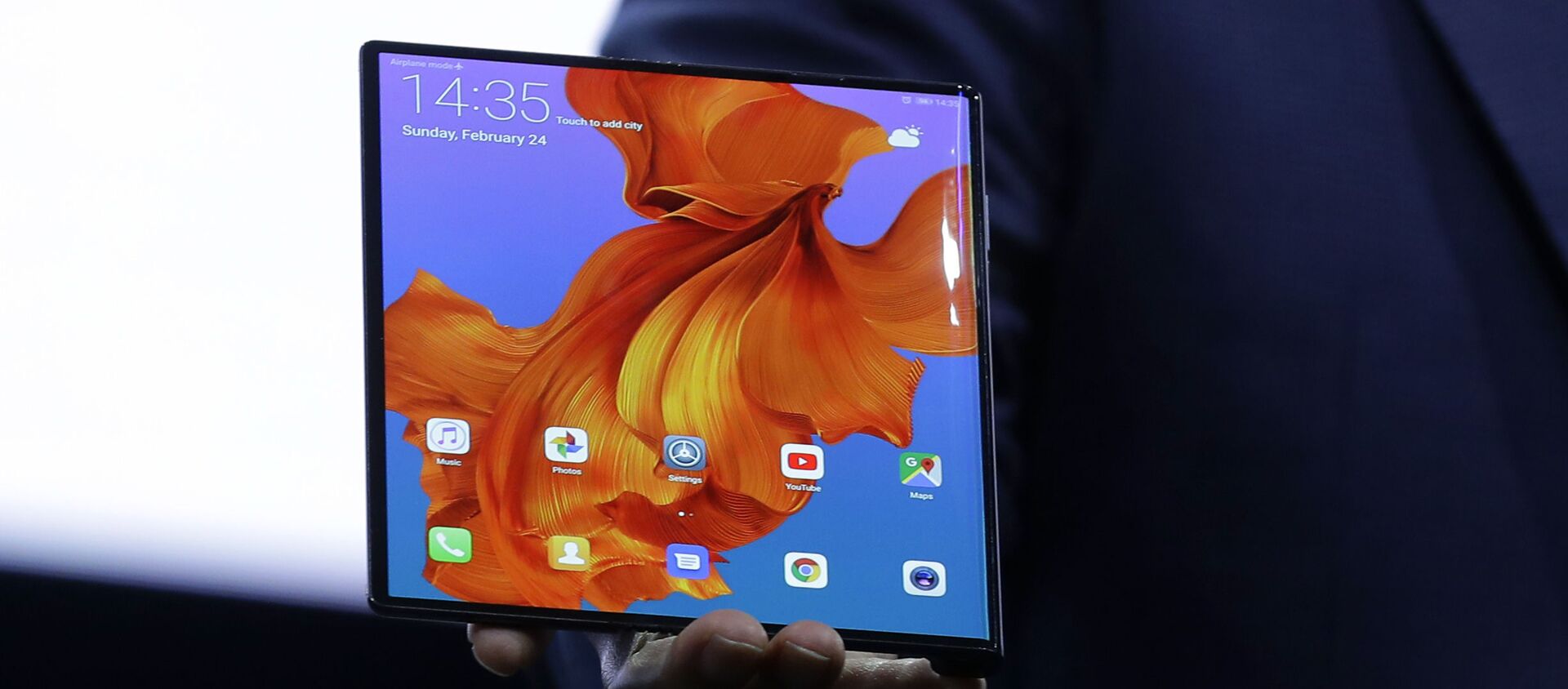 Huawei CEO Richard Yu displays the new Huawei Mate X foldable 5G smartphone at the Mobile World Congress, in Barcelona, Spain, Sunday, Feb. 24, 2019. The fair started with press conferences on Sunday, before the doors open on Monday, Feb. 25, and runs until Feb. 28. - Sputnik International, 1920, 20.08.2020