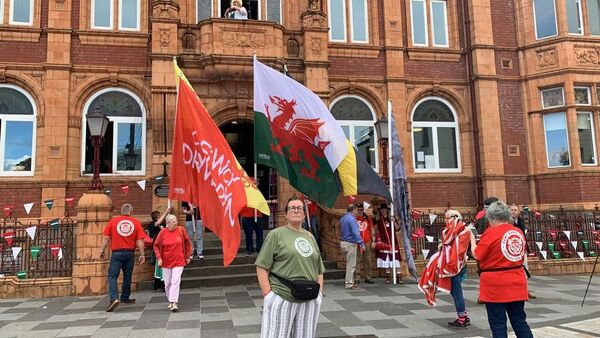 Welsh Independence flags being flown outside Redhouse Cymru, in Merthyr Tydfil, Wales. - Sputnik International