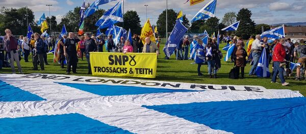 March for Scottish Independence: An SNP branch banner hovers over a large saltire with 'End London Rule' inscribed above - Sputnik International