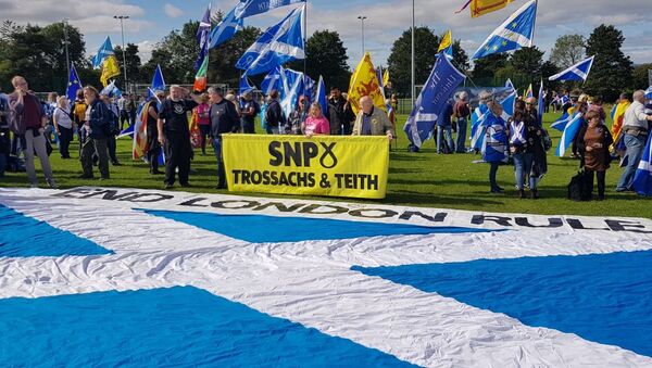 March for Scottish Independence: An SNP branch banner hovers over a large saltire with 'End London Rule' inscribed above - Sputnik International