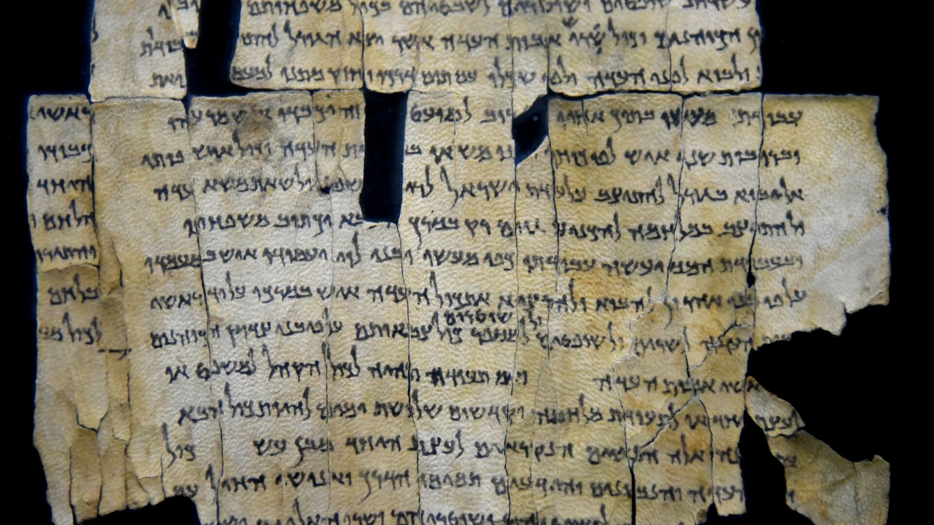 Part of Dead Sea Scroll number 28a (1Q28a) from Qumran Cave 1. From Qumran (Khirbet Qumran or Wadi Qumran), West Bank of the Jordan River, near the Dead Sea, modern-day State of Israel. The Jordan Museum, Amman, Jordan Hashimite Kingdom. - Sputnik International, 1920, 29.09.2021