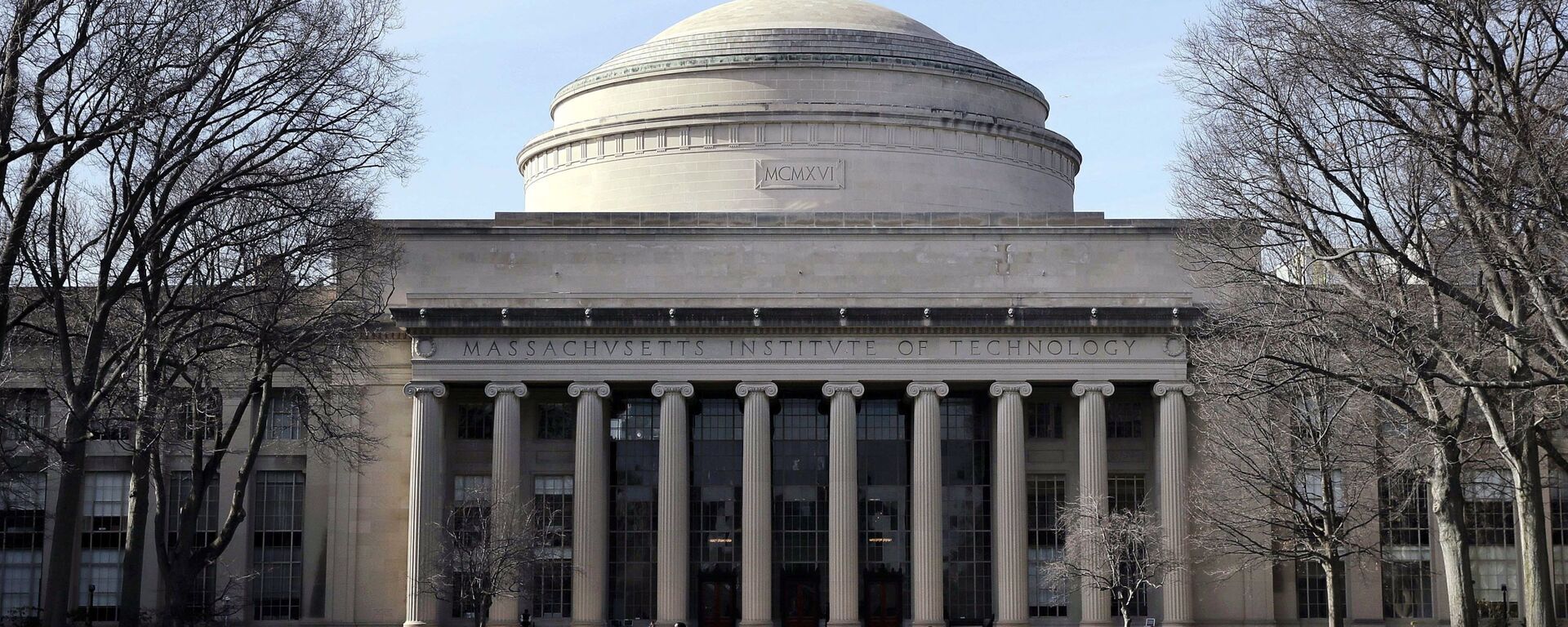 In this April 3, 2017 file photo, students walk past the Great Dome atop Building 10 on the Massachusetts Institute of Technology campus in Cambridge, Mass. - Sputnik International, 1920, 12.11.2021