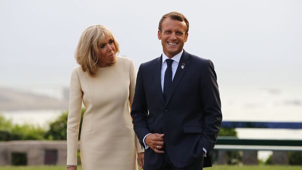French President Emmanuel Macron and his wife Brigitte wait to welcome leaders at the Biarritz lighthouse, southwestern France, ahead of a working dinner on August 24, 2019 on the first day of the annual G7 Summit attended by the leaders of the world's seven richest democracies, Britain, Canada, France, Germany, Italy, Japan and the United States. - Sputnik International