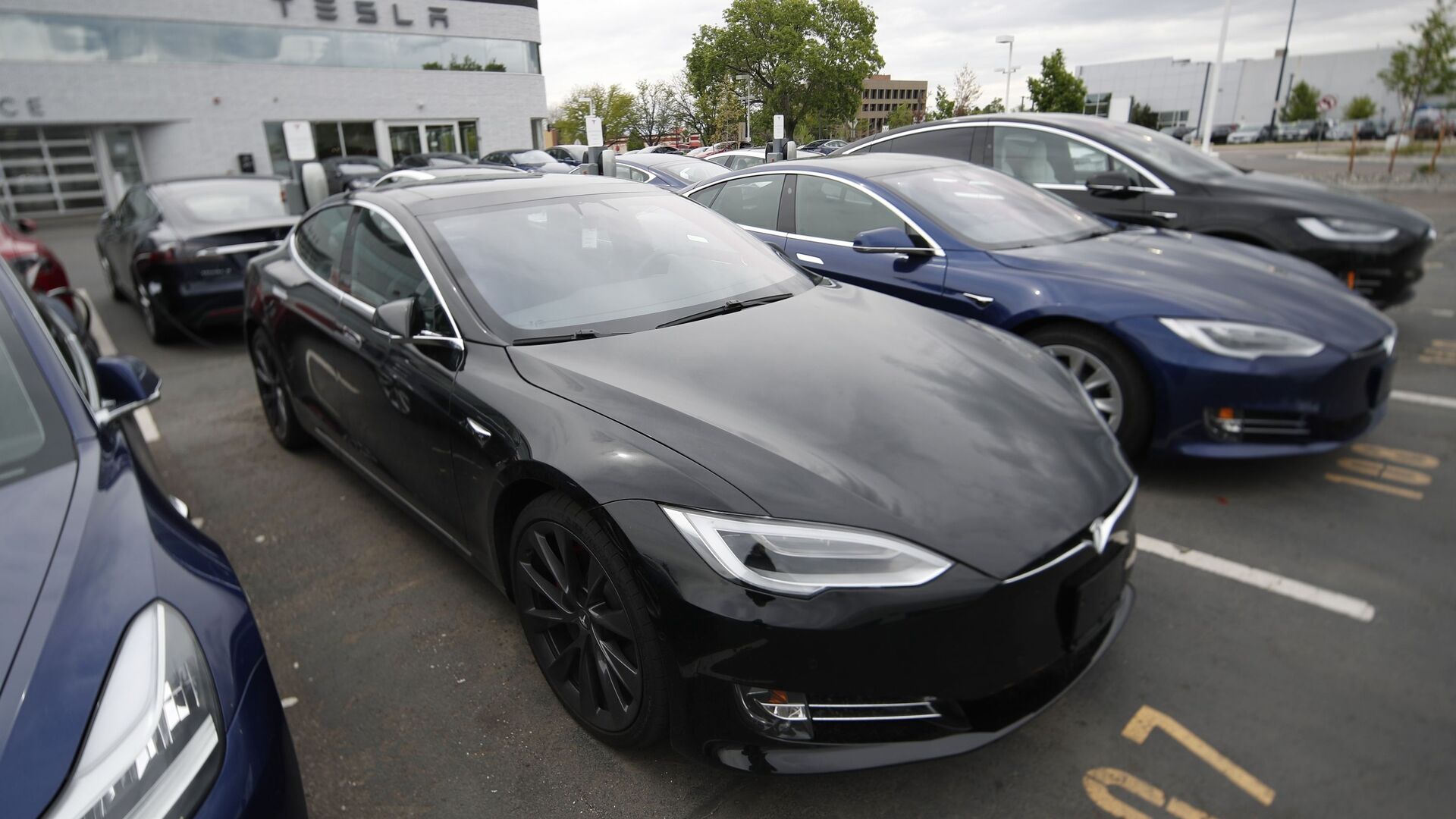 -In this Sunday, May 19, 2019, file photograph, a line of unsold 2019 Model S sedans sits at a Tesla dealership in Littleton, Colo.  - Sputnik International, 1920, 16.01.2022