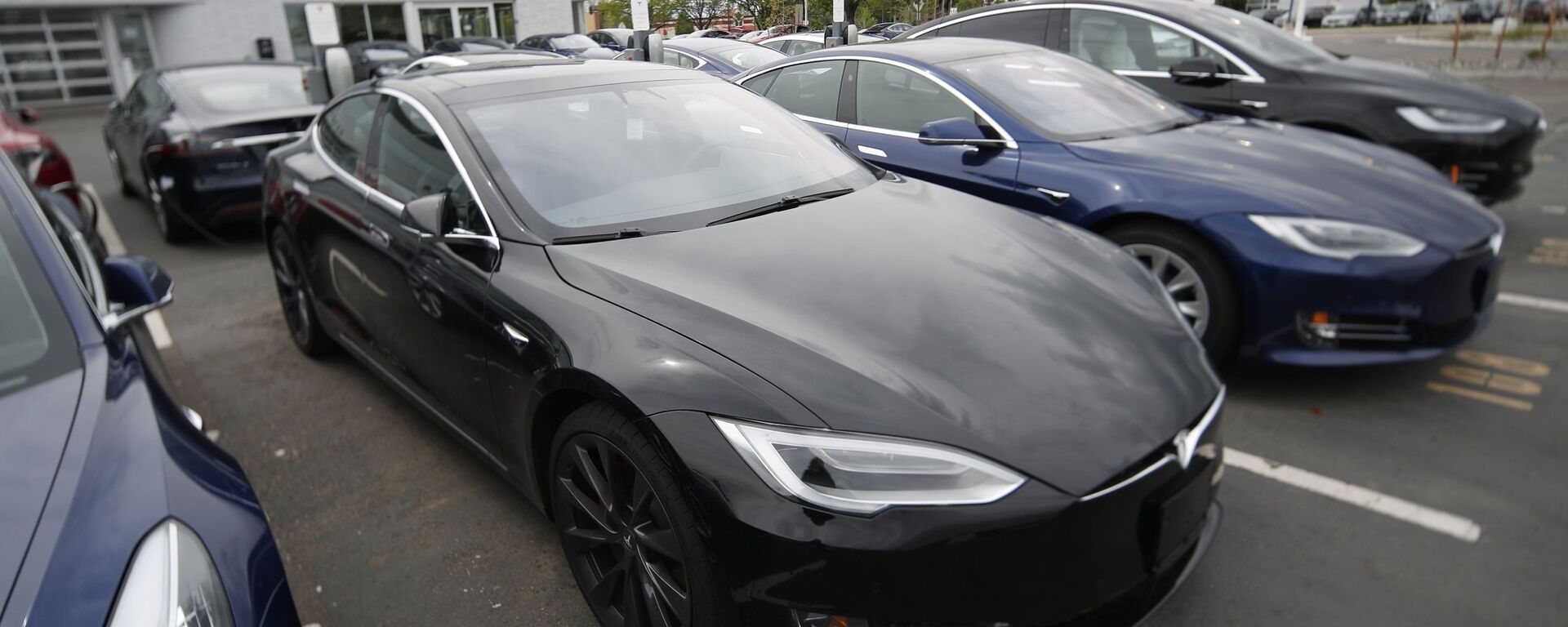 -In this Sunday, May 19, 2019, file photograph, a line of unsold 2019 Model S sedans sits at a Tesla dealership in Littleton, Colo.  - Sputnik International, 1920, 19.07.2022