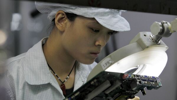 A staff member works on the production line at the Foxconn complex in the southern Chinese city of Shenzhen, Southern city in China, Wednesday, May 26, 2010 - Sputnik International