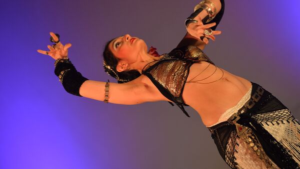 A belly dancer performs during the 5th Annual Belly Dance Festival Hip-Nosis 2013 on October 26, 2013 in Bangalore - Sputnik International
