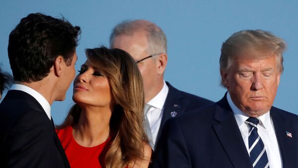 First Lady Melania Trump kisses Canada's Prime Minister Justin Trudeau next to the U.S. President Donald Trump during the family photo with invited guests at the G7 summit in Biarritz, France, August 25, 2019 - Sputnik International