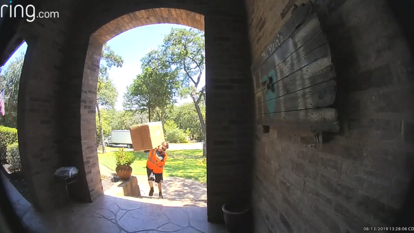 Delivery Man Gets Workout Carrying Heavy Package - Sputnik International