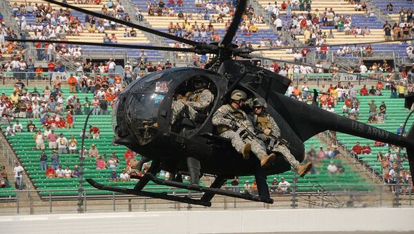 An MH-6 Little Bird from 160th SOAR carrying Special Forces Soldiers from the 5th SFG(A) prepares to land during a SOF aeriel infiltration demonstration Sept. 28 at NASCAR's Kansas Speedway 400. (Photo by Spc. Tony Hawkins, USASOC PAO) - Sputnik International