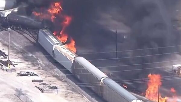 A cargo train has derailed near Dupo, Illinois resulting in a massive fire that sent a thick black plume of smoke into the sky - Sputnik International