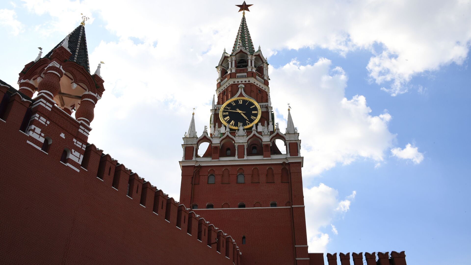 Spasskaya (right) and the Tsar’s towers of the Moscow Kremlin. - Sputnik International, 1920, 03.07.2021