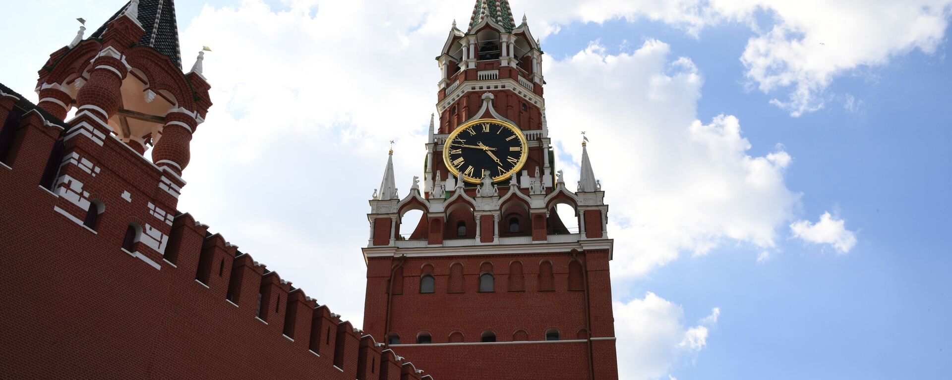 Spasskaya (right) and the Tsar’s towers of the Moscow Kremlin. - Sputnik International, 1920, 18.12.2020