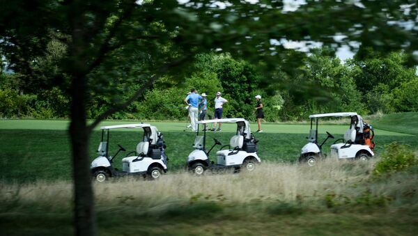 People play golf at the Trump National Golf Club August 9, 2018 in Bedminster, New Jersey - Sputnik International