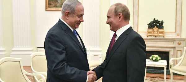 Russian President Vladimir Putin, right, shakes hands with Israeli Prime Minister Benjamin Netanyahu during their meeting at the Kremlin in Moscow, Wednesday, July 11, 2018 - Sputnik International