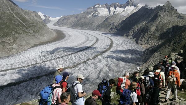 Hundreds of volunteers walk along of the Aletsch glacier before a massive naked photo session with U.S. photographer Spencer Tunick, near Bettmeralp, Switzerland, Saturday, August 18, 2007. The environmental group Greenpeace commissions Tunick to take pictures of nude volunteers on a Swiss glacier to call attention to the issue of global warming and its impact on glaciers. (KEYSTONE/Laurent Gillieron) - Sputnik International