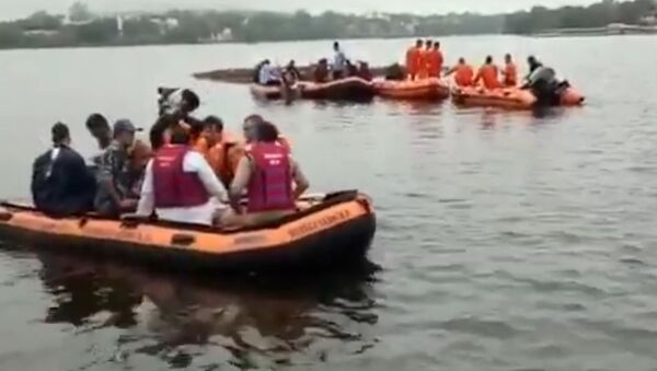 At least 11 people lost their lives when a boat capsized on Bhopal's Lower lake during idol immersion of Lord Ganesh - Sputnik International