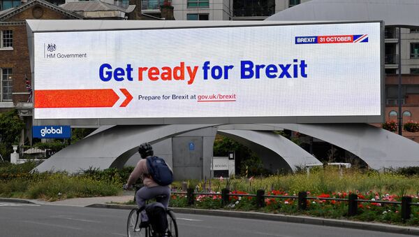 A cyclist rides past an electronic billboard displaying a British government Brexit information awareness campaign advertisement in London, Britain, 11 September 2019 - Sputnik International