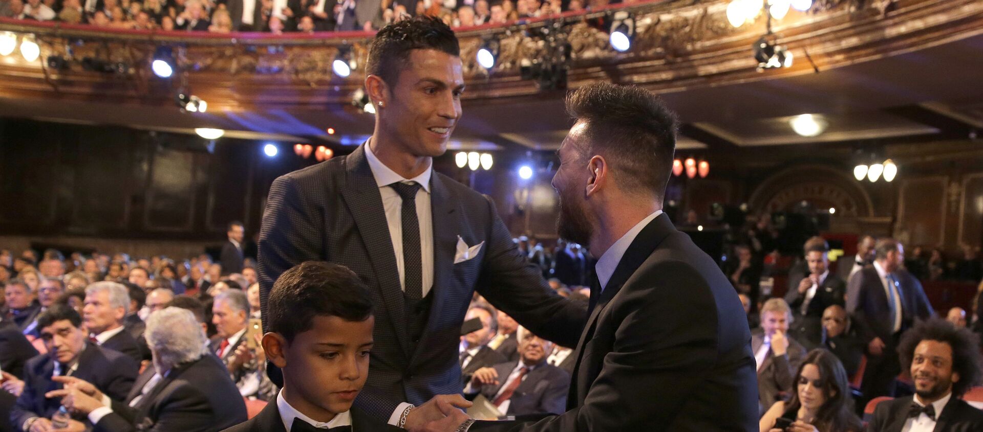 Portuguese soccer player Ronaldo, left, shakes hands with Argentine soccer player Lionel Messi during the The Best FIFA 2017 Awards at the Palladium Theatre in London, Monday, 23 October 2017. - Sputnik International, 1920, 14.02.2021