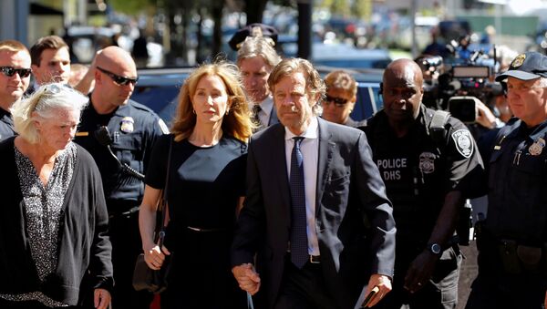 Actress Felicity Huffman arrives at the federal courthouse with her husband William H. Macy, before being sentenced in connection with a nationwide college admissions cheating scheme in Boston, Massachusetts, U.S - Sputnik International