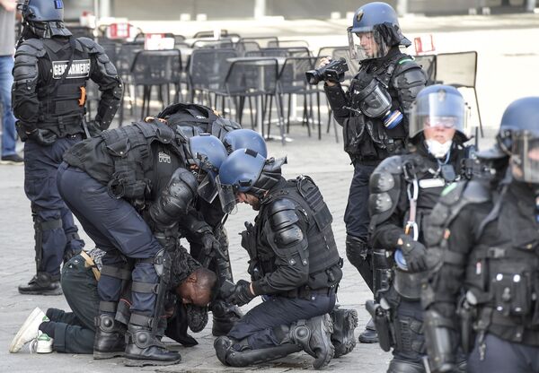 At Least 35 Yellow Vests Protesters Detained in Western France - Police - Sputnik International