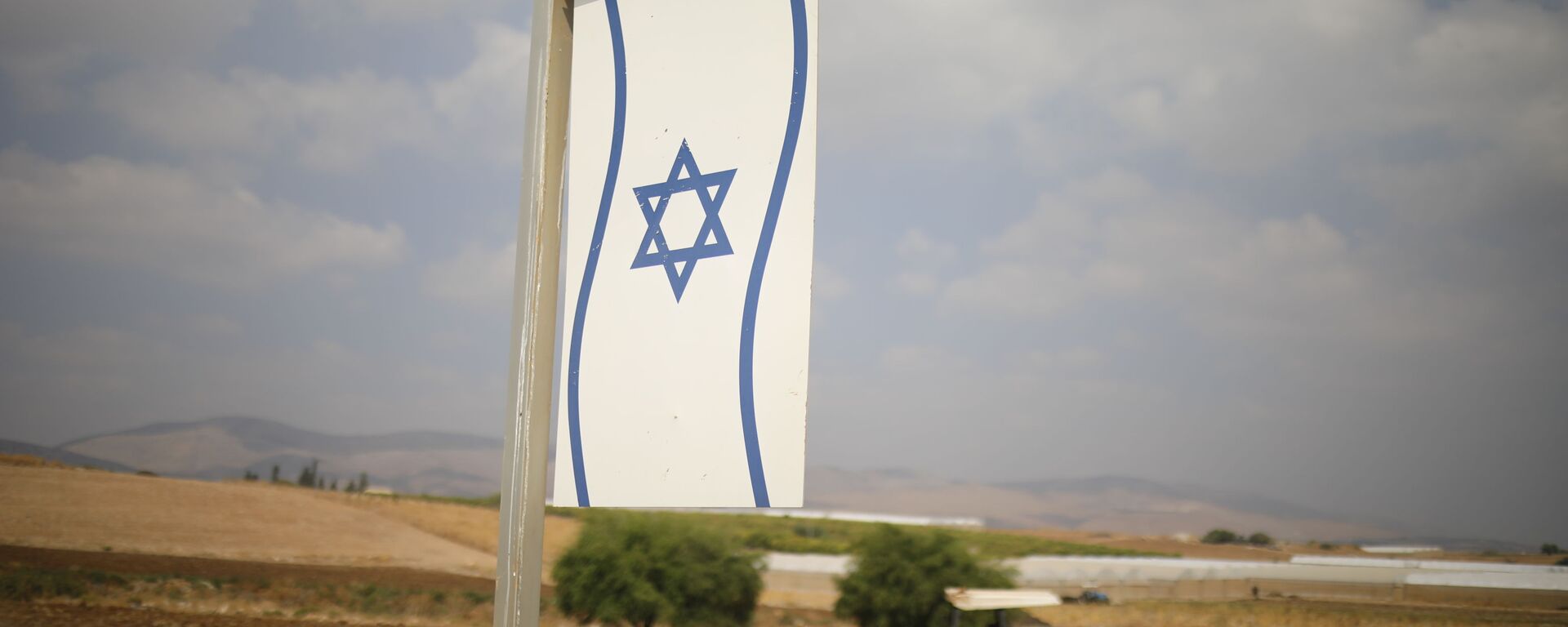 A Palestinian man works on a farm near Bardala, in the Israeli-occupied West Bank, Wednesday, Sept. 11, 2019. Israeli Prime Minister Benjamin Netanyahu’s election eve vow to annex the Jordan Valley if he is re-elected has sparked an angry Arab rebuke and injected the Palestinians into a campaign that had almost entirely ignored them. (AP Photo/Ariel Schalit) - Sputnik International, 1920, 04.02.2021