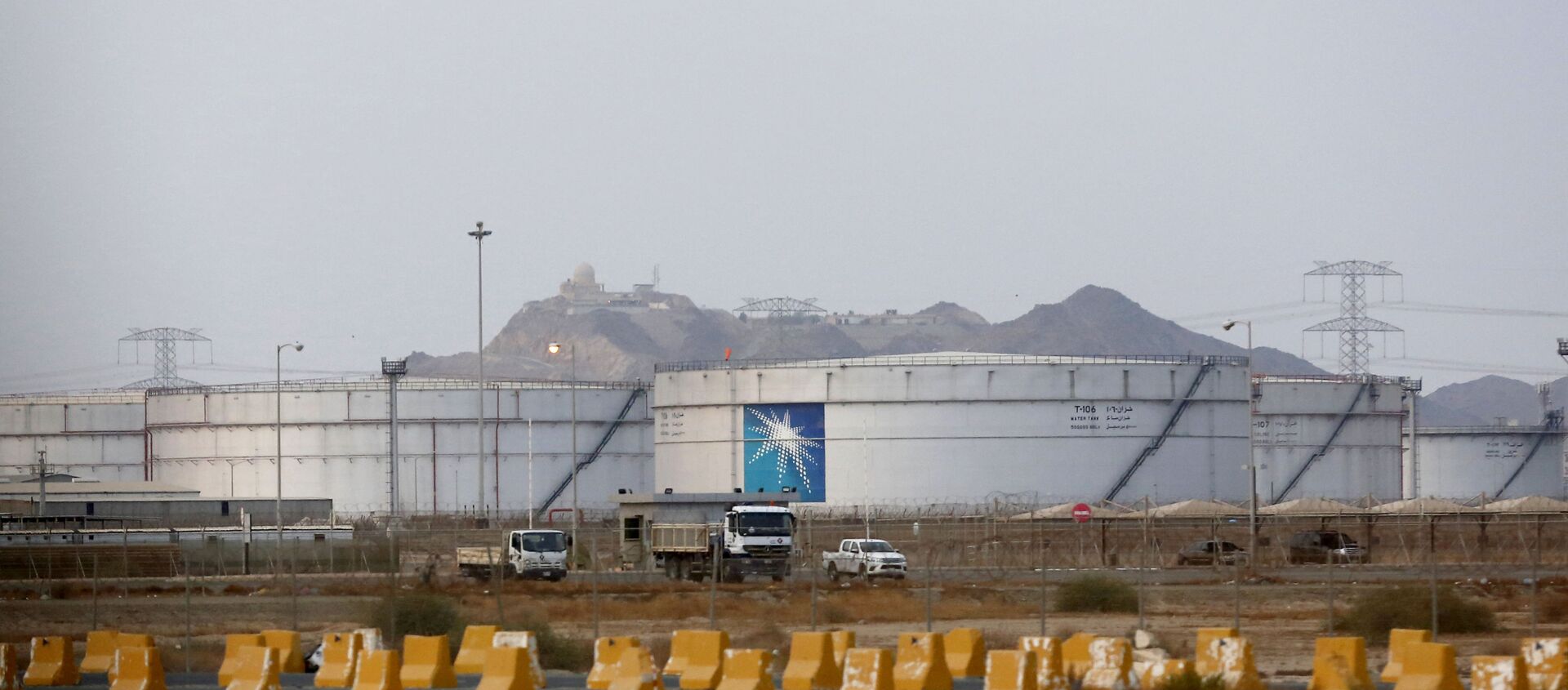 Storage tanks are seen at the North Jiddah bulk plant, an Aramco oil facility, in Jiddah, Saudi Arabia - Sputnik International, 1920, 04.03.2021