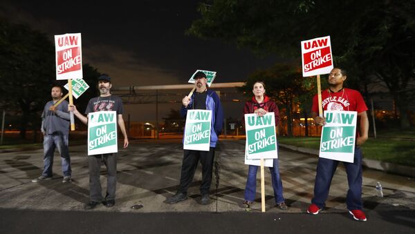 United Auto Workers members picket outside the General Motors Detroit-Hamtramck assembly plant in Hamtramck, Mich., Monday, Sept. 16, 2019 - Sputnik International