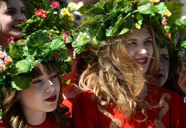 Ladies taking part in a festive march dedicated to the Day of Slavic Literature and Culture in Novosibirsk. - Sputnik International