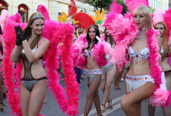 Girls taking part in a dance show dedicated to a match between Brazil and Mexico at FIFA-2018 World Cup in Samara. - Sputnik International