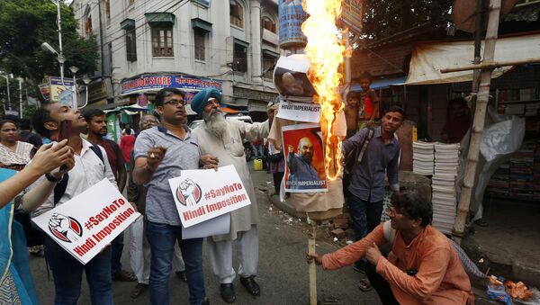 Protestors burn an effigy depicting India's Home Minister Amit Shah, during a protest against his proposal of 'One Nation, One Language' to promote Hindi, according to local media, in Kolkata, India September 16, 2019 - Sputnik International