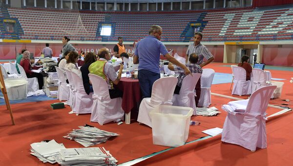 Staff members of Tunisia's Independent Higher Authority for Elections (ISIE) sort through ballots as they prepare the results of the presidential vote at a sorting center in Ariana, north of the capital Tunis on September 16, 2019. - Sputnik International