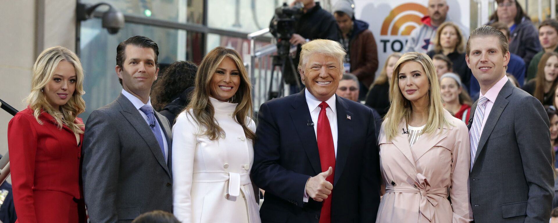 Republican presidential candidate Donald Trump, fourth from left, poses for a photo with family members on the NBC Today television program, in New York, Thursday, April 21, 2016. From left are: daughter Tiffany Trump, son Donald Trump Jr., his wife Melania Trump, daughter Ivanka Trump, and son Eric Trump. (AP Photo/Richard Drew) - Sputnik International, 1920, 24.06.2020