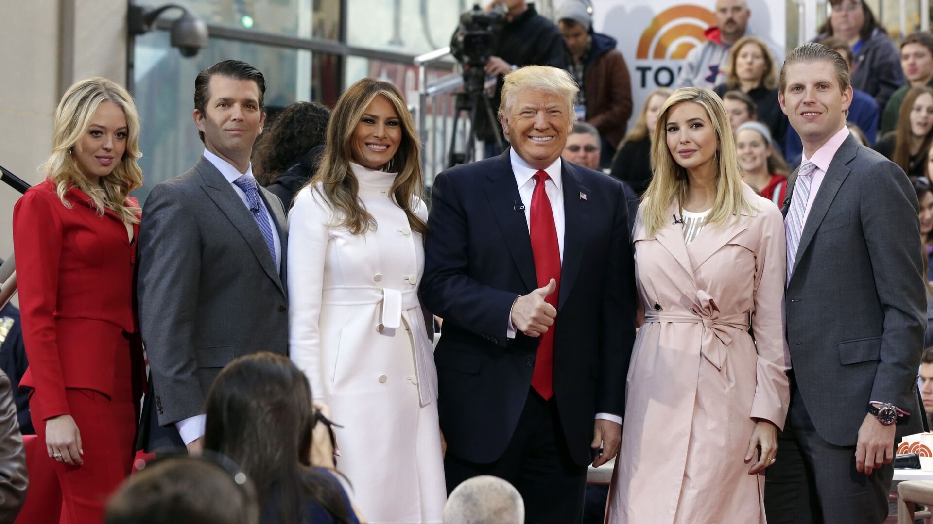 Republican presidential candidate Donald Trump, fourth from left, poses for a photo with family members on the NBC Today television program, in New York, Thursday, April 21, 2016. From left are: daughter Tiffany Trump, son Donald Trump Jr., his wife Melania Trump, daughter Ivanka Trump, and son Eric Trump. (AP Photo/Richard Drew) - Sputnik International, 1920, 04.10.2021