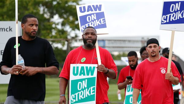 General Motors assembly workers picket outside the General Motors Detroit-Hamtramck Assembly plant during the United Auto Workers (UAW) national strike in Hamtramck, Michigan, U.S., September 16, 2019.   REUTERS/Rebecca Cook - Sputnik International