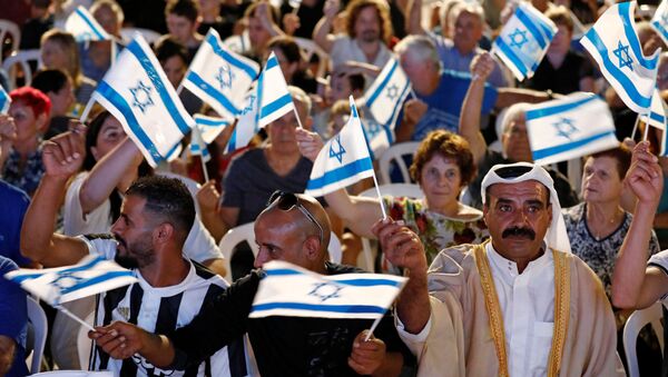 Supporters wave flags during an election campaign event of Benny Gantz, leader of Blue and White party, in Kfar Ahim, Israel, September 16, 2019.  - Sputnik International