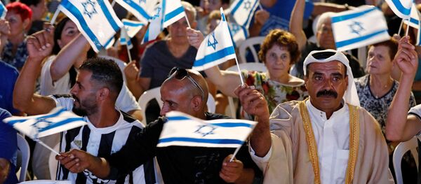 Supporters wave flags during an election campaign event of Benny Gantz, leader of Blue and White party, in Kfar Ahim, Israel, September 16, 2019.  - Sputnik International