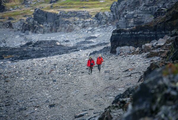 Tourists near Cape Kekursky on Rybachy Peninsula in Murmansk region - Sputnik International