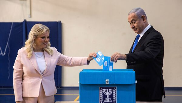 Israeli Prime Minister Benjamin Netanyahu and his wife Sara cast their vote during Israel's parliamentary election at a polling station in Jerusalem September 17, 2019 - Sputnik International