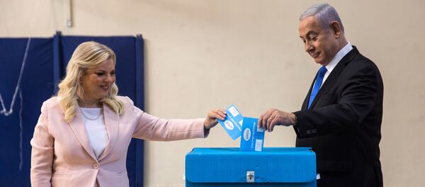 Israeli Prime Minister Benjamin Netanyahu and his wife Sara cast their vote during Israel's parliamentary election at a polling station in Jerusalem September 17, 2019 - Sputnik International