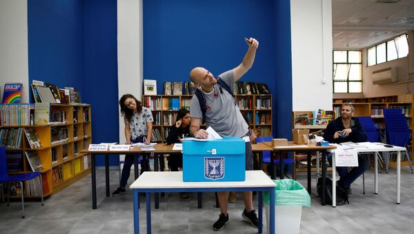 An man takes a selfie with his mobile phone as he casts his ballot in Israel's parliamentary election, at a polling station in Tel Aviv, Israel September 17, 2019 - Sputnik International