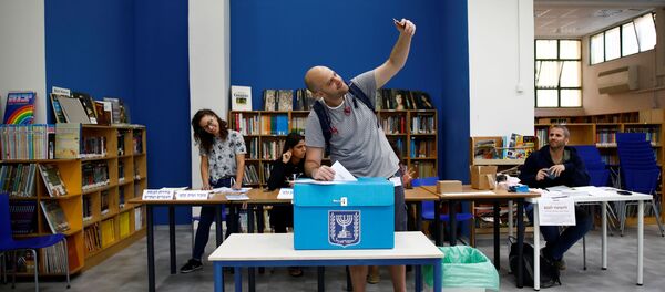 An man takes a selfie with his mobile phone as he casts his ballot in Israel's parliamentary election, at a polling station in Tel Aviv, Israel September 17, 2019 - Sputnik International