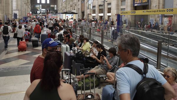People wait inside Milan's Central railway station - Sputnik International