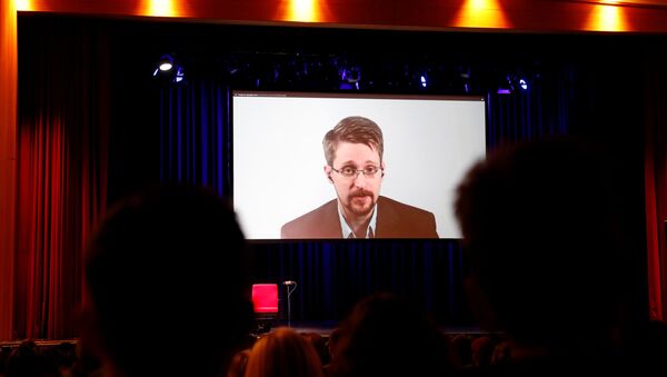 Edward Snowden speaks via video link as he takes part in a discussion about his book Permanent Record with German journalist Holger Stark in Berlin - Sputnik International