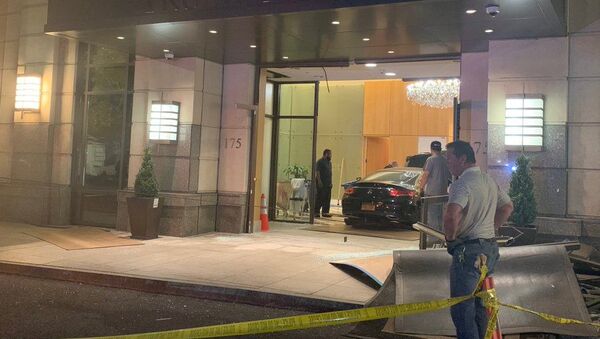 A black Mercedes-Benz smashed into the lobby of Trump Plaza in New Rochelle Tuesday night, injuring two people and the driver, police said. - Sputnik International