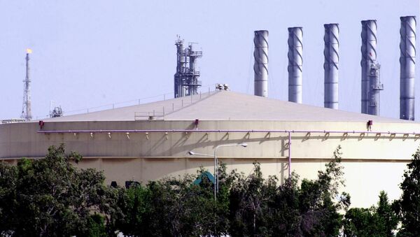 A fuel storage tank at the Saudi Aramco Shell oil refinery in Jubail, Saudi Arabia, in this photo taken Tuesday, June 1, 2004 - Sputnik International