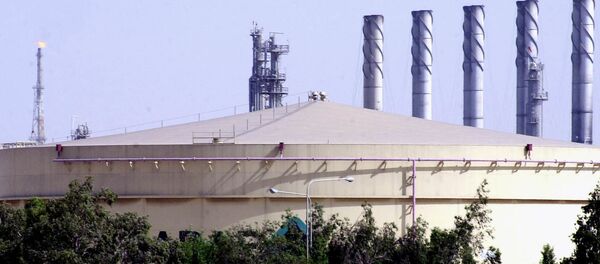 A fuel storage tank at the Saudi Aramco Shell oil refinery in Jubail, Saudi Arabia, in this photo taken Tuesday, June 1, 2004 - Sputnik International
